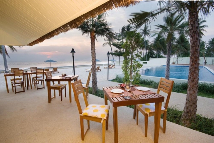 Imagen del bar/restaurante del Hotel Nantra De Deluxe. Foto 4