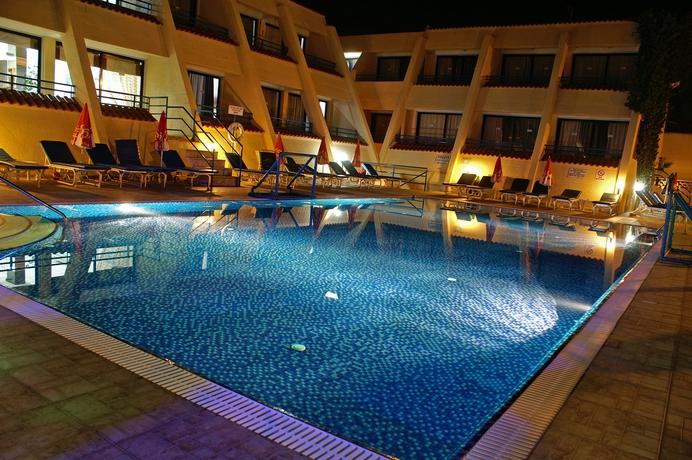 Imagen de la piscina del Hotel Napa Prince Apartments. Foto 12