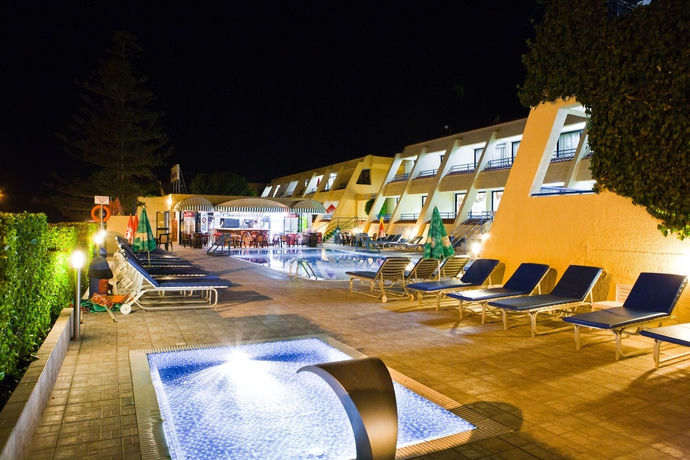 Imagen de la piscina del Hotel Napa Prince Apartments. Foto 13