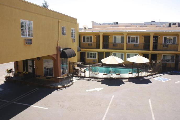 Imagen de la piscina del Hotel Napa Valley and Suites. Foto 7