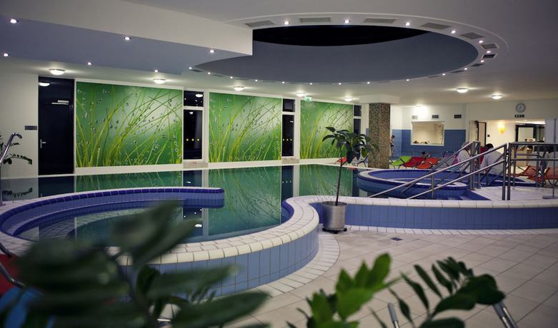 Imagen de la piscina del Hotel Napf&eacute;ny. Foto 13
