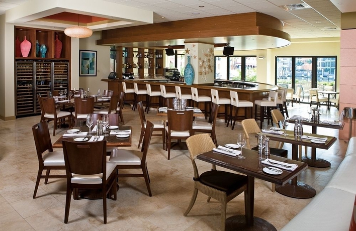 Imagen del bar/restaurante del Hotel Naples Bay Resort and Marina. Foto 3