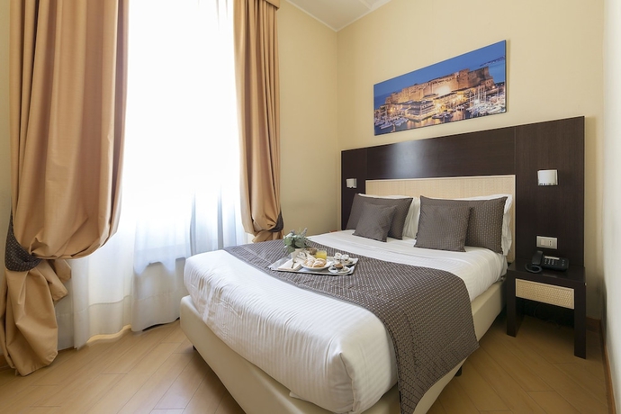 Imagen de la habitación del Hotel Naples. Foto 7