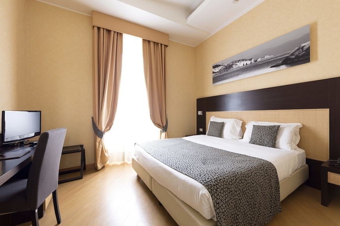 Imagen de la habitación del Hotel Naples. Foto 8