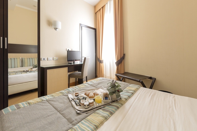 Imagen de la habitación del Hotel Naples. Foto 11