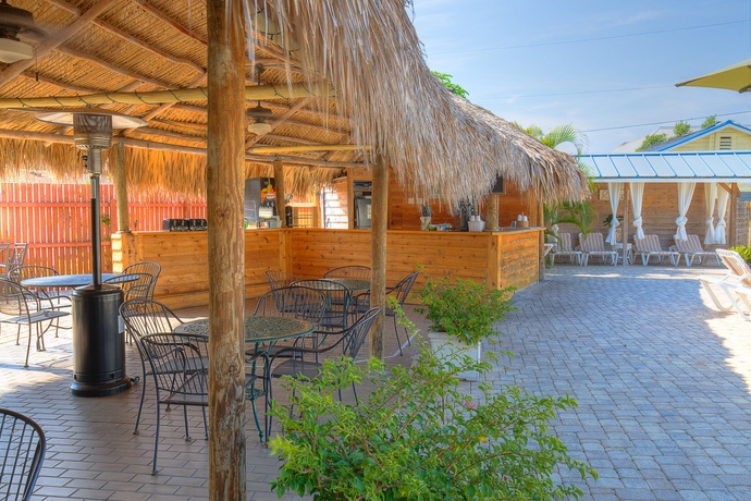 Imagen de la piscina del Hotel Naples Garden Inn. Foto 16