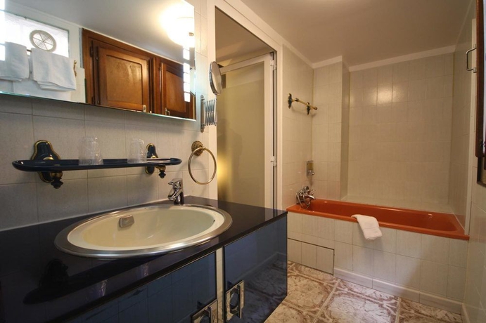 Imagen de la habitación del Hotel Napoléon, Bastia. Foto 3