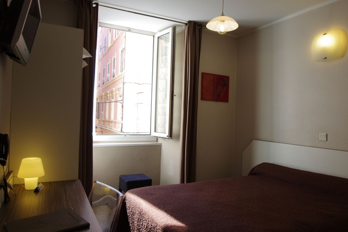 Imagen de la habitación del Hotel Napoléon, Bastia. Foto 8