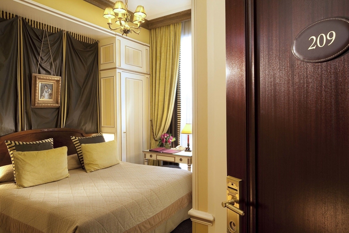 Imagen de la habitación del Hotel Napoleon, París. Foto 2