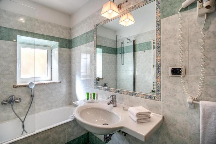 Imagen de la habitación del Hotel Napoleon, Roma. Foto 7