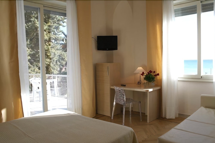 Imagen de la habitación del Hotel Napoleon, San Remo. Foto 6