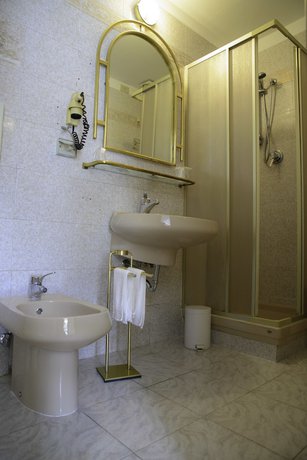 Imagen de la habitación del Hotel Napoleon, Tur&iacute;n. Foto 13