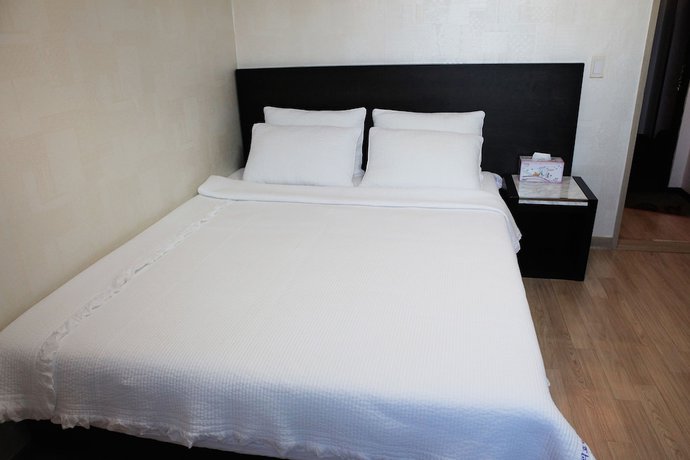 Imagen de la habitación del Hotel Napoli. Foto 6