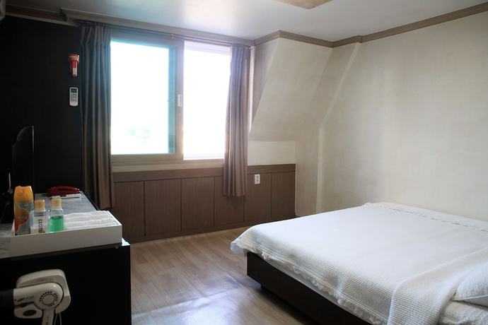 Imagen de la habitación del Hotel Napoli. Foto 9