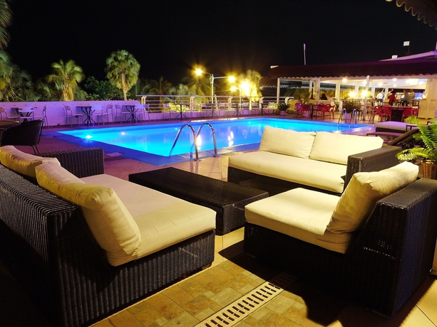 Imagen de los exteriores del Hotel Napolitano. Foto 12