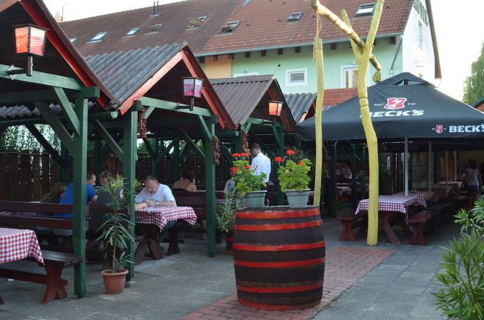 Imagen del bar/restaurante del Hotel Napsugár és Gulyás Kunyhó Étterem. Foto 6