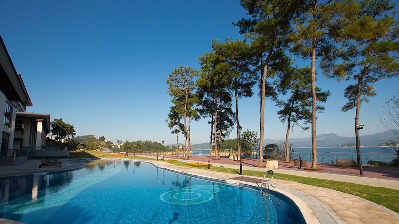 Imagen de la piscina del Hotel Narada Qiandao Lake Resort. Foto 20