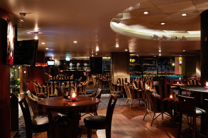 Imagen del bar/restaurante del Hotel Narai. Foto 2