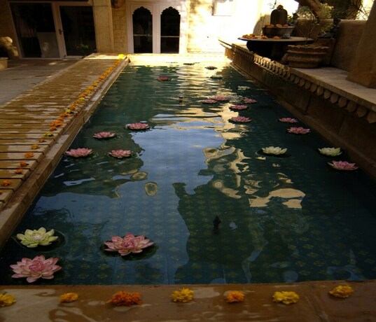 Imagen de la piscina del Hotel Narayan Niwas Palace. Foto 29