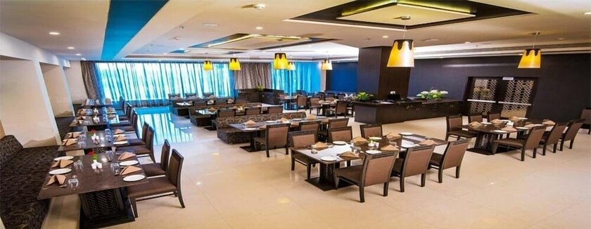 Imagen del bar/restaurante del Hotel Narayani Heights and Resort. Foto 11
