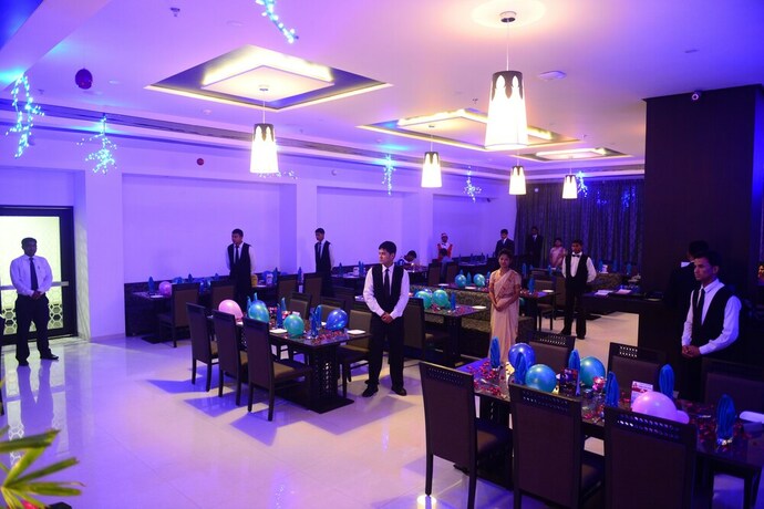 Imagen del bar/restaurante del Hotel Narayani Heights and Resort. Foto 12
