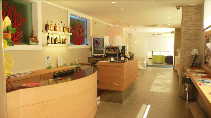 Imagen de los interiores del Hotel Narcisi. Foto 18