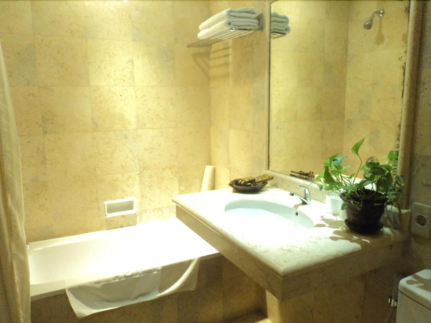 Imagen de la habitación del Hotel Narita Hotel Tulungagung. Foto 12