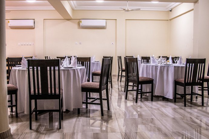 Imagen del bar/restaurante del Hotel Narpos. Foto 3