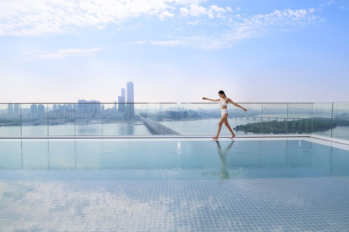 Imagen de la piscina del Hotel Naru Seoul MGallery Ambassador. Foto 17