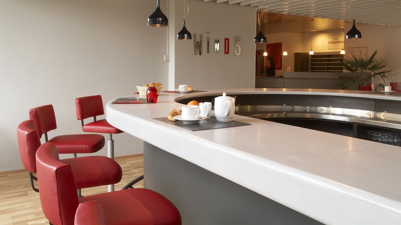 Imagen del bar/restaurante del Hotel Nash Airport. Foto 2