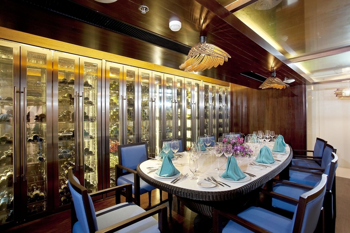 Imagen del bar/restaurante del Hotel Natai Beach Resort. Foto 2