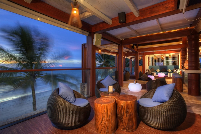 Imagen del bar/restaurante del Hotel Natai Beach Resort. Foto 4