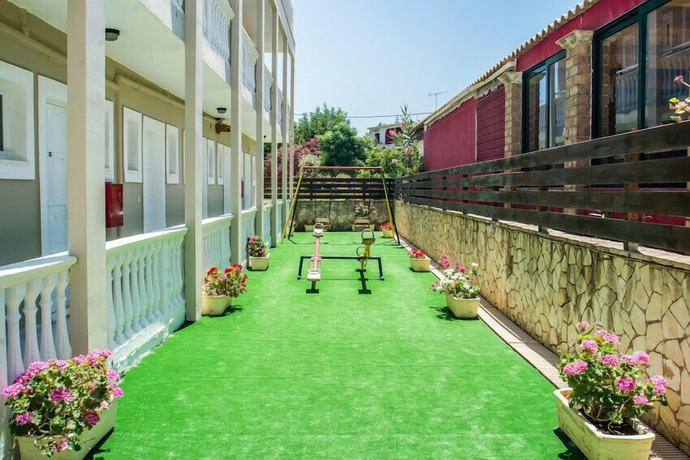 Imagen de los exteriores del Hotel Natalie. Foto 15