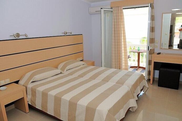Imagen de la habitación del Hotel Natalie. Foto 13