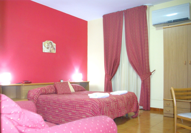Imagen de la habitación del Hotel Natalina. Foto 3