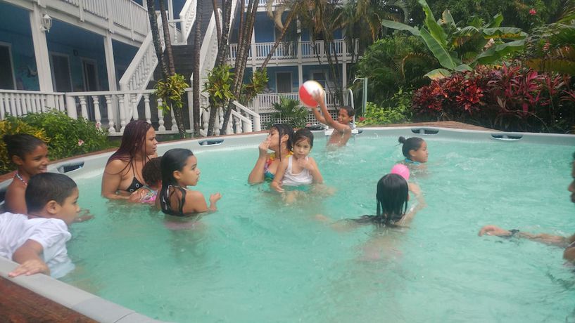 Imagen de la piscina del Hotel Nataro Inn. Foto 18