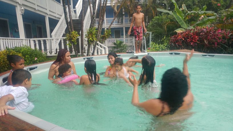 Imagen de la piscina del Hotel Nataro Inn. Foto 19