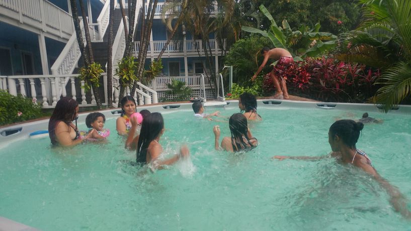 Imagen de la piscina del Hotel Nataro Inn. Foto 20