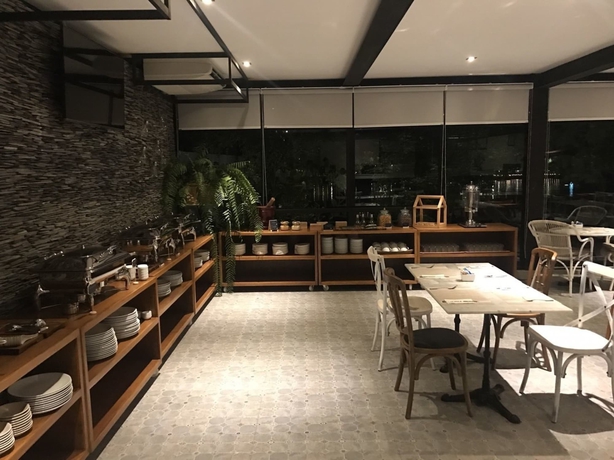 Imagen del bar/restaurante del Hotel Natee The Riverfront Kanchanaburi. Foto 9