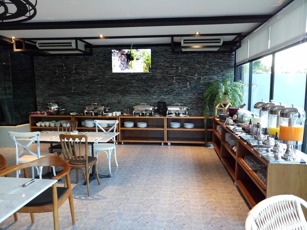Imagen del bar/restaurante del Hotel Natee The Riverfront Kanchanaburi. Foto 10