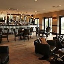 Imagen del bar/restaurante del Hotel National Golf Resort. Foto 3