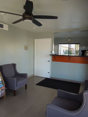 Imagen de los interiores del Hotel National Inn Garden Grove. Foto 20