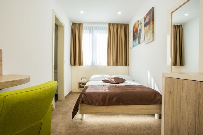 Imagen de la habitación del Hotel National, Zagreb. Foto 2