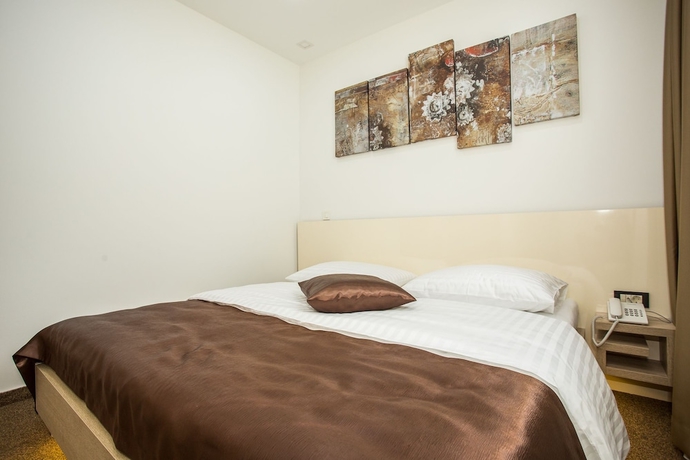 Imagen de la habitación del Hotel National, Zagreb. Foto 6