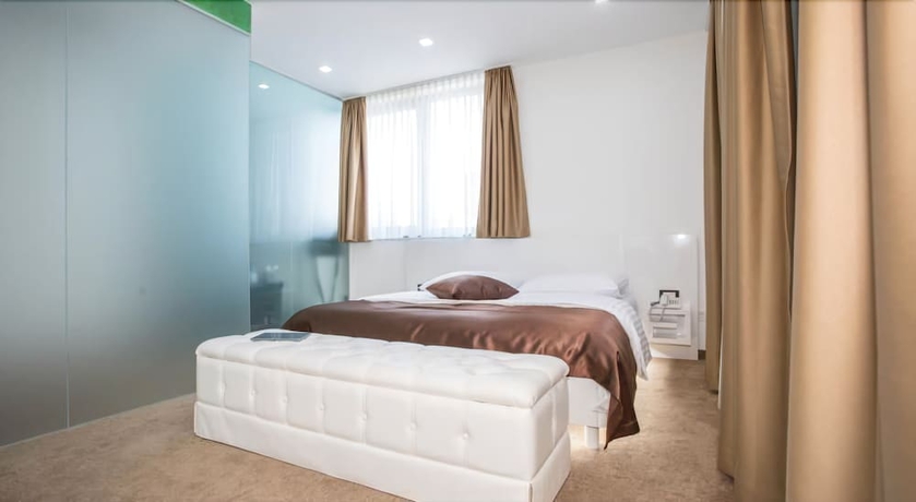 Imagen de la habitación del Hotel National, Zagreb. Foto 7
