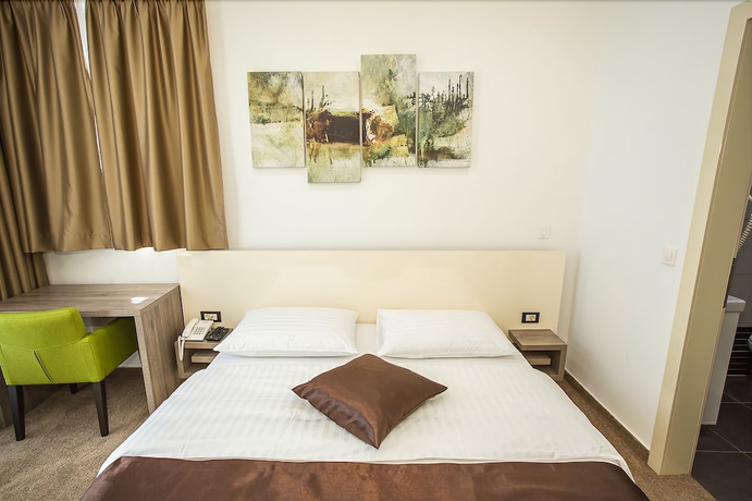 Imagen de la habitación del Hotel National, Zagreb. Foto 12