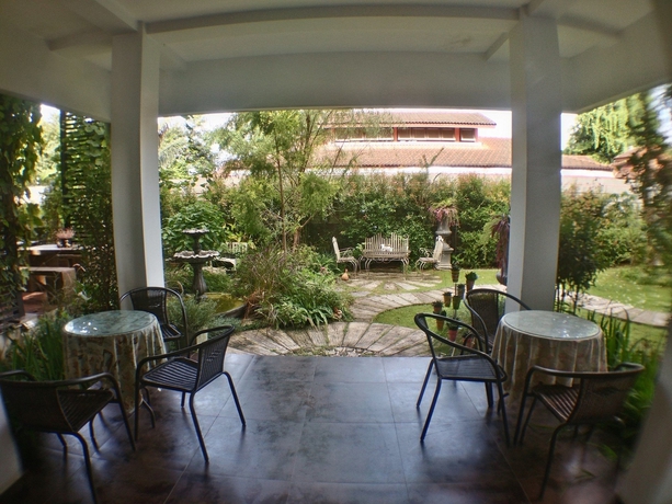 Imagen de los exteriores del Hotel Natnalin. Foto 13
