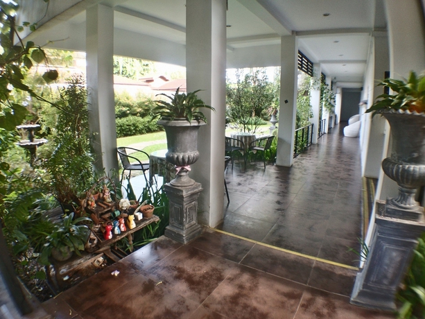 Imagen de los exteriores del Hotel Natnalin. Foto 17