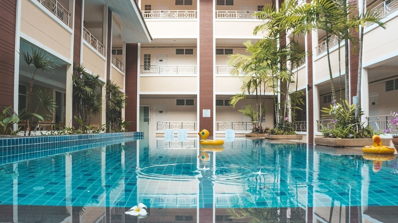 Imagen de la piscina del Hotel Nattida Place. Foto 15