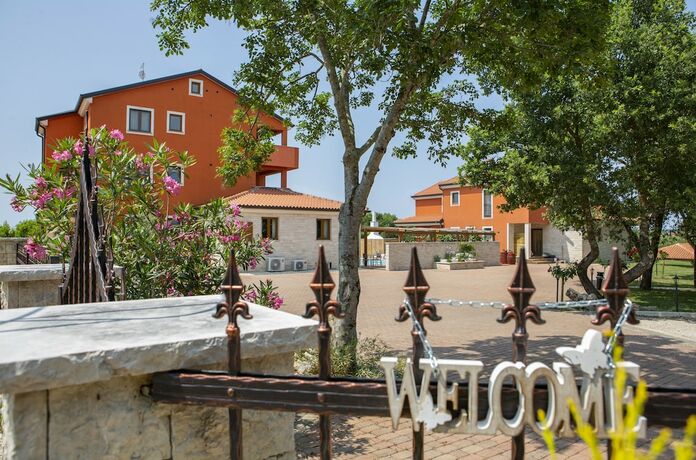 Imagen general del Hotel Natura, Vilanija. Foto 1